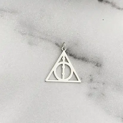 PINGENTE TRIÂNGULO VARINHA HARRY POTTER